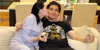 Potret kebahagiaan pengantin baru Lucky Hakim dan Tiara Dewi terus dipamerkan. Kebahagiaan keduanya juga diabadikan lewat media sosial. Potret intim keduanya usai resmi menikah sejak Kamis (19/1). (Instagram/tiaradewireal)