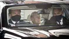 Pangeran Philip (tengah) berada di dalam mobil saat meninggalkan rumah sakit Prince Edward VII di London, Selasa (116/3/2021). Suami Ratu Elizabeth II yang berusia 99 tahun itu dirawat di rumah sakit selama empat pekan terkait infeksi dan operasi jantung. (Stefan Rousseau/PA via AP)