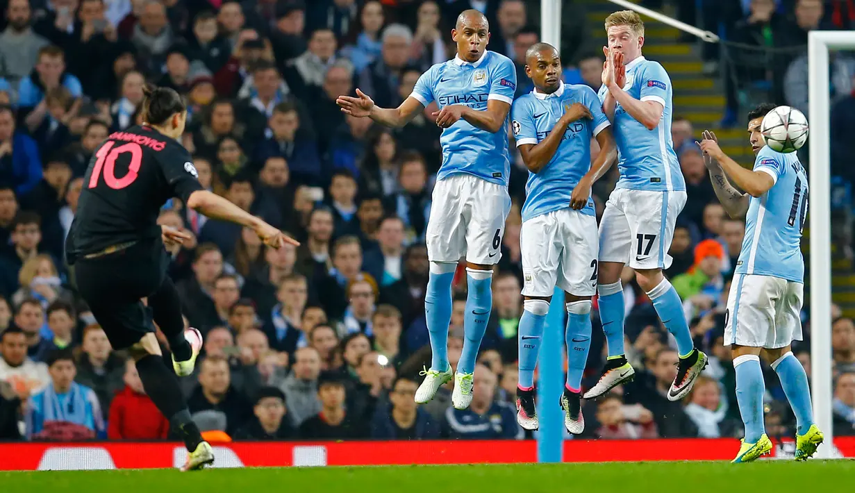 Penyerang PSG, Zlatan Ibrahimovic (kiri) melakukan tendangan bebas dari kawalan para pemain City di leg kedua liga Champions di Etihad Stadium, Inggris (13/4). City menang atas PSG dengan skor 1-0. (Reuters/Darren Staples)