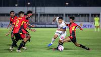 Timnas Indonesia U-20 meraih kemenangan 3-1 atas Timor Leste pada laga kedua Grup F kualifikasi Piala Asia U-20 2025 di Stadion Madya, Jakarta, Jumat (27/9/2024) malam WIB. Satu dari dua gol Tim Garuda Nusantara disarangkan Jens Raven. (Bola.com/Bagaskara Lazuardi)