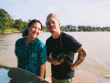 Tidak dapat dipungkiri bahwa film Petualangan Sherina, menjadi salah satu film yang sangat populer di zamannya. Film drama musikal yang dibintangi Sherina Munaf dan Derby Romero ini pasti ditonton oleh anak kelahiran tahun 90-an. Siapa yang tidak kenal Sherina pada masa kecilnya? Kini usai 22 tahun, film ini dipun dilanjutkan kembali dengan keduanya yang sudah dewasa. (Liputan6.com/IG/@sherinasinna)