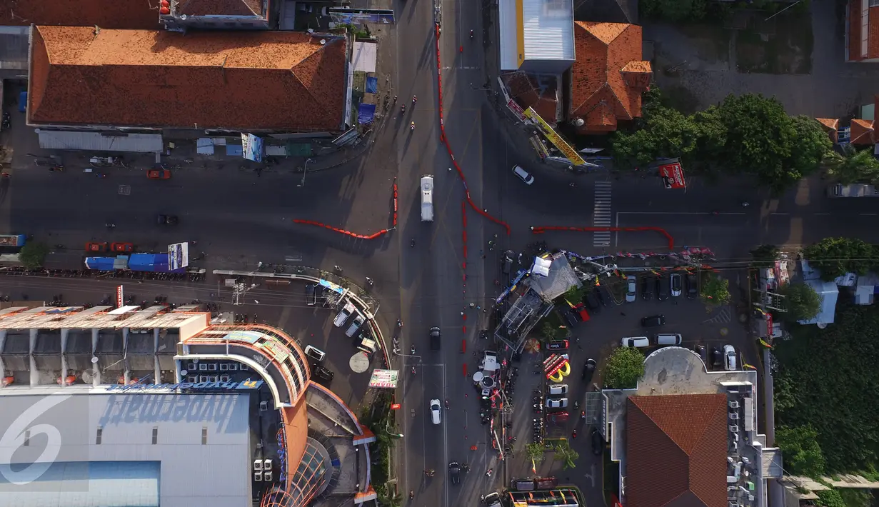 Suasana arus balik lancar dari arah Pekalongan ke Brebes Exit di kawasan Simpang Maya, Tegal, Jawa Tengah, (10/7). Diberlakukannya Contra flow membuat arus kendaraan dari Simpang Maya ke Brebes Exit dan Pantura lancar. (Liputan6.com/Herman Zakharia)
