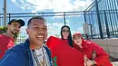 Jurnalis KLY Sports, Hery Kurniawan, foto bersama suporter Timnas Maroko di Metlife Stadium, Minggu (14/6/2026) dini hari WIB. (Bola.com/Hery Kurniawan)