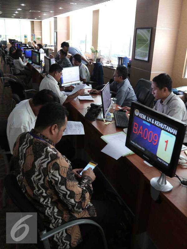 Konsumen saat melakukan pendaftaran layanan investasi 3 jam di kantor BKPM, Jakarta, Senin (26/10/2015). Pelayanan Terpadu Satu Pintu (PTSP) merupakan komitmen pemerintah demi memberikan pelayanan prima kepada investor. (Liputan6.com/Angga Yuniar)