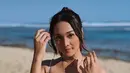 Anya Geraldine berpose mengenakan bikini berwarna putih di sebuah pantai di Uluwatu, Bali. Dengan postur tubuh yang sangat menawan, selebgram cantik ini kembali mencuri perhatian melalui unggahan foto seksi di Instagramya. (Liputan6.com/IG/@anyageraldine)