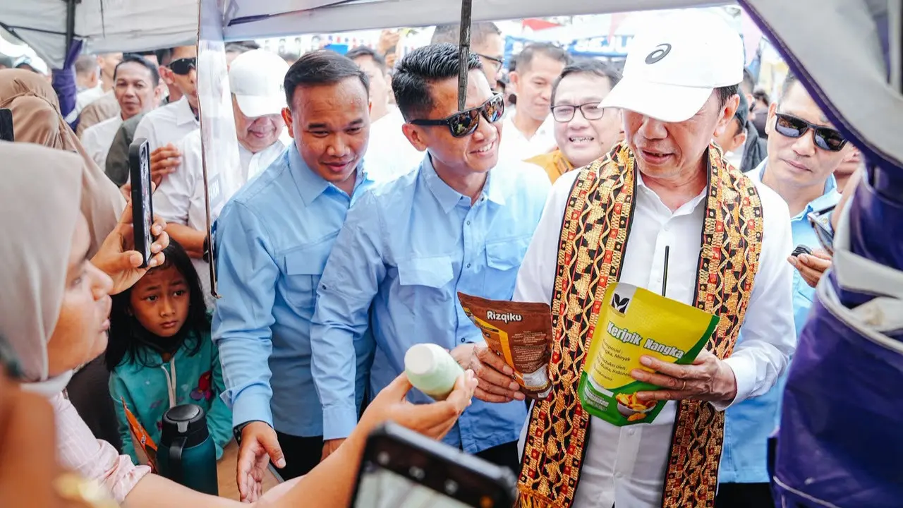 Presiden ke-7 RI, Joko Widodo (Jokowi), menutup rangkaian kunjungan dua harinya di Provinsi Lampung dengan blusukan ke sentra UMKM di Kecamatan Kotagajah, Kabupaten Lampung Tengah