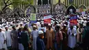 Pengunjuk rasa menuntut Patung Themis yang dipasang di depan Mahkamah Agung Bangladesh harus dihancurkan karena tidak mencerminkan budaya Islam, Dhaka, Bangladesh, Jumat (3/3). (AFP PHOTO / Stringer)