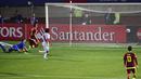 Kiper Venezuela, Alain Baroja (kiri) gagal mengahalau bola yang masuk ke gawangnya saat pertandingan Copa Amerika 2015 di Estadio Elías Figueroa, Chile, Kamis (18/6/2015). Peru menang 1-0 atas Venezuela. (AFP PHOTO/RONALDO SCHEMIDT)