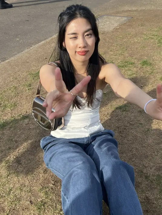 Mezzaluna, anak dari Bimbim Slank diketahui baru saja menyelesaikan studinya di Inggris. Memiliki darah seni yang kental, gaya fashion Mezzaluna juga sangat berkarakter. Ia terbilang tampil dengan gaya casual chik yang autentik, oaduan gaya vintage dan modern yang unik. [Foto: Instagram/ Mezzaluna]