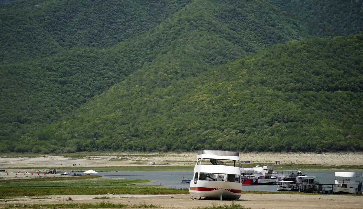 Lahan kering dan retak terlihat di Waduk Boca yang memasok air ke kota utara Monterrey yang hampir kering karena bagian utara Meksiko terkena kekeringan hebat, di Santiago, Meksiko (9/7/2022). Ribuan rumah tidak menerima air selama berminggu-minggu akibat kekeringan hebat tersebut. (AP Photo/Fernando Llano)