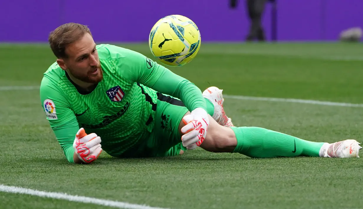 Jan Oblak bergabung dengan Atletico Madrid pada 2014/15 seharga £14,5 juta. Di bawah asuhan Simeone, kiper Slovenia itu telah membuktikan dirinya sebagai salah satu kiper terbaik di dunia dengan meraih trofi La Liga, Liga Europa, Piala Super Spanyol, dan Piala Super EUFA. (AFP/Cesar Manso)