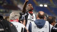  Gelandang Juventus, Paul Pogba (tengah) merayakan keberhasilan La Vecchia Signora menggapai gelar juara Liga Italia Serie A 2015-2016 (21/5/2016). Pogba terus diburu Manchester United.  (EPA/Riccardo Antimiano)