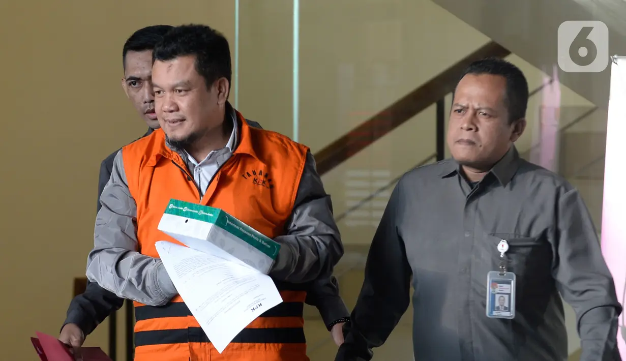 Mantan anggota DPRD Bandung periode 2009-2014 Tomtom Dabbul Qomar usai menjalani pemeriksaan di Gedung KPK, Jakarta, Senin (27/1/2020). KPK resmi menahan Tomtom untuk mempermudah pemeriksaan dugaan korupsi pengadaan tanah RTH di lingkungan Pemkot Bandung Tahun 2012-2013. (merdeka.com/Dwi Narwoko)