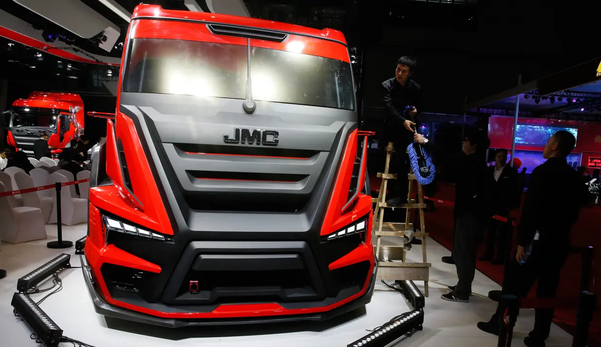 Tampilan truk Iron Man yang akan di pamerkan dalam Auto Shanghai 2017 di National Exhibition and Convention Center di Shanghai, China (19/4). Truk yang berkonsep tokoh Iron Man ini siap ramaikan pasar otomotif di China. (AP Photo/Ng Han Guan)