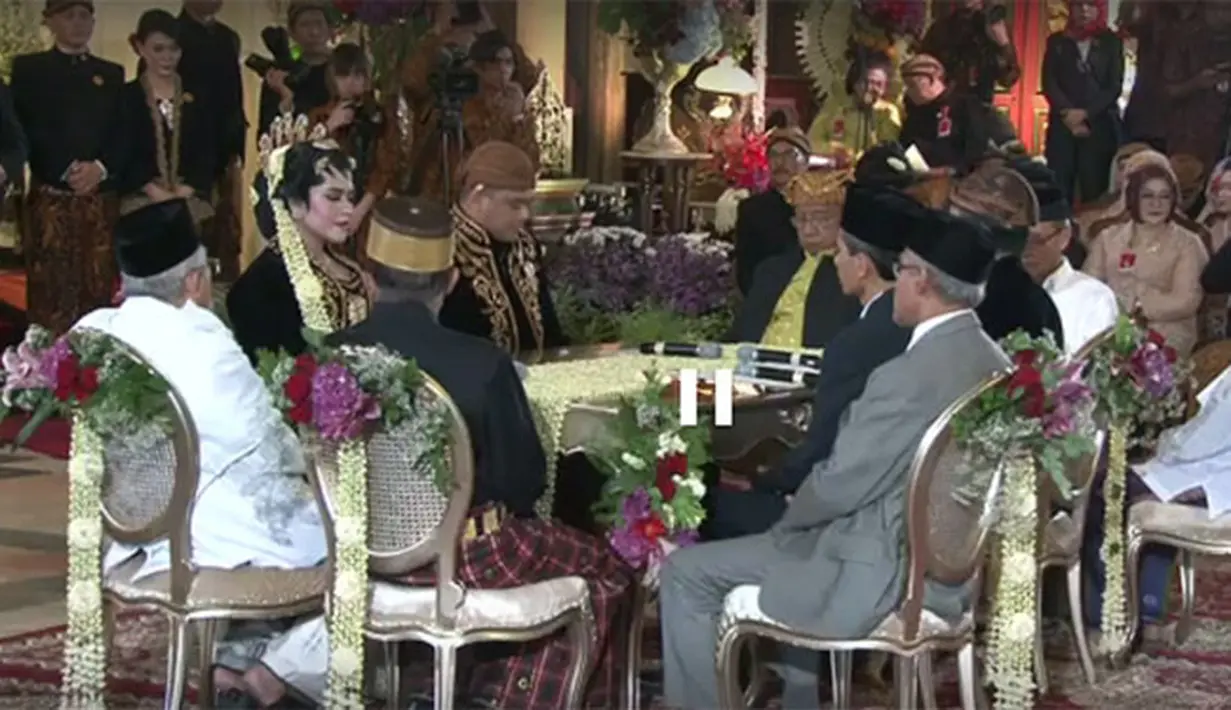 Dengan lugas dan tegas, Presiden Joko Widodo menikahkan putrinya dengan Bobby Nasution. Seketika suasana menjadi tegang menyaksikan momen sakral tersebut. Ketika kata ‘Sah’ terucap, rasa lega pun nampak terlihat. (Vidio.com)