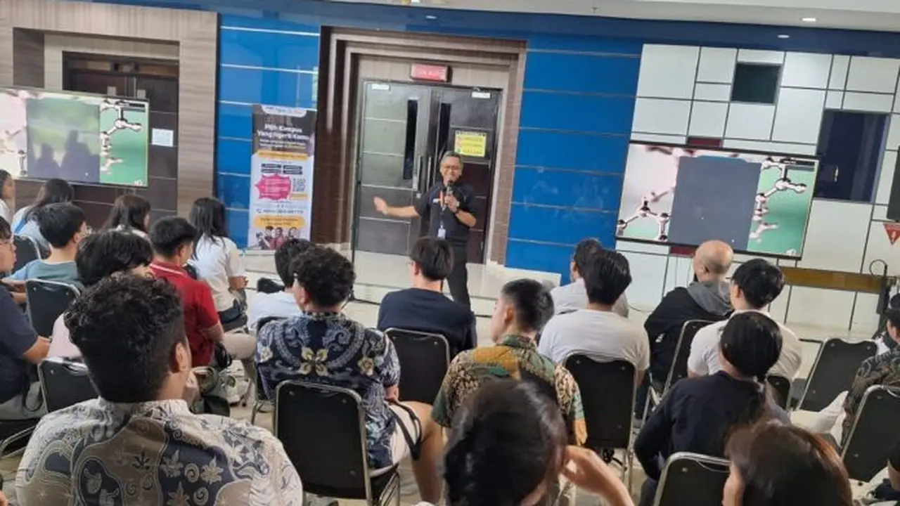Rektor Institut Media Digital Emtek (IMDE) Totok Amin Soefijanto ketika menjelaskan Program Studi yang ada di IMDE dan kaitannya dengan praktik di Group Emtek.