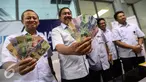 Direktur Utama Perum Peruri, Prasetyo bersama jajaran menunjukan uang baru usai mengikuti Peruri media visit 2017 di Perusahaan Umum Percetakan Uang Indonesia (Peruri), Karawang, Jawa Barat, Rabu (18/1). (Liputan6.com/Faizal Fanani)