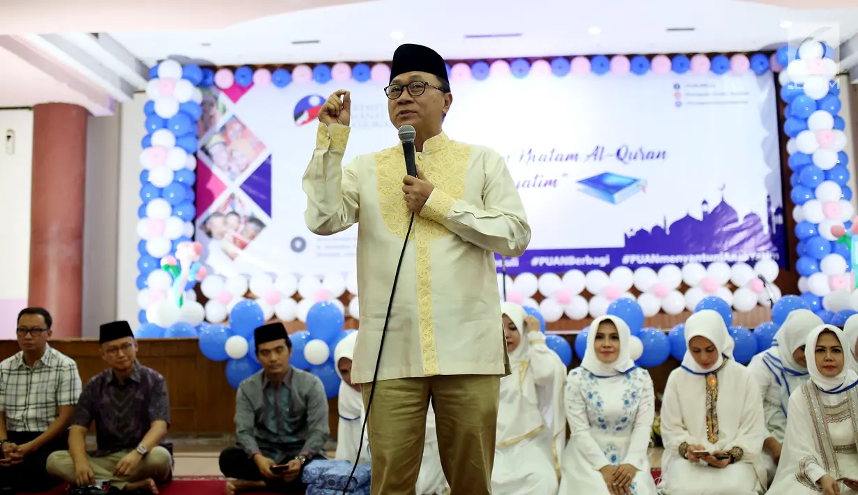 Ketua MPR Zulkifli Hasan memberi sambutan dalam acara Tadarus dan Katham Al Quran bersama anak Yatim di Aula Masjid Baiturahman Komplek MPR/DPR RI, Jakarta, Minggu (11/6). Acara tersebut di hadiri kurang lebih 1500 Anak Yatim. (Liputan6.com/JohanTallo)