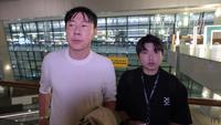 Shin Tae-yong dan Jeong Seok-seo (Jeje) di Terminal 3 Bandara Soekarno-Hatta, Tangerang, Minggu (14/12/2025). (Bola.com/Abdul Aziz)