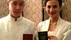 Wanda Hamidah dan Daniel Patrick Hadi Schuldt memperlihatkan buku nikah. Daniel mengunggah foto pernikahan mereka pada 14 Februari di Facebook. (Facebook.com)