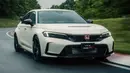 Honda Civic Type R terbaru yang meluncur di Indonesia pada 30 Maret 2023 ini memiliki penampilan yang jauh membaik dari generasi sebelumnya. Kini ia terlihat lebih dewasa dan elegan namun tetap agresif layaknya sebuah hot hatchback. Dibaliknya facianya yang ganteng tersimpan mesin berkode K20C1 berkonfigurasi 4-silinder 2.000cc turbo dengan tenaga 315 Hp dan torsi 420 Nm yang tersalur ke dua roda depan lewat transmisi 6-speed manual. Mobil ini dijual oleh Honda Prospect Motor di Indonesia seharga Rp1,399 miliar. (Source: topgear.com)