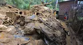 Seorang warga meninggalkan daerah tersebut setelah menerima perintah evakuasi menyusul tanah longsor di Bello, Distrik Antioquia, Kolombia, pada tanggal 25 Juni 2025. (JAIME SALDARRIAGA/AFP)