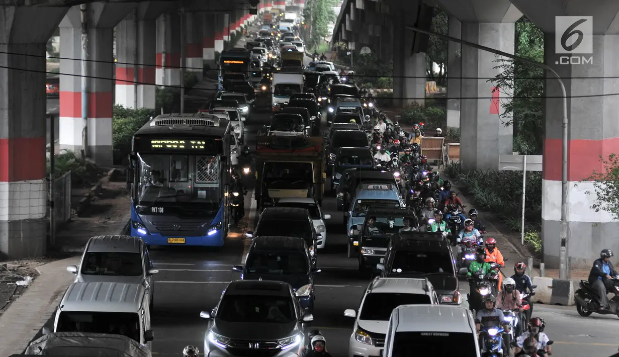 Kemacetan arus lalu lintas di Jalan DI Panjaitan, Jakarta, Selasa (11/12). Kemacetan yang terjadi dari arah Cawang-Tanjung Priok terjadi akibat adanya pembangunan tol Becakayu yang menghilangkan jalur lambat. (Merdeka.com/ Iqbal S. Nugroho)