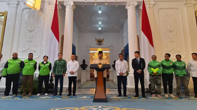 Presiden Prabowo Subianto dalam konferensi pers soal bonus dan THR hari raya Idul Fitri di Istana Merdeka Jakarta, Senin (10/3/2025).