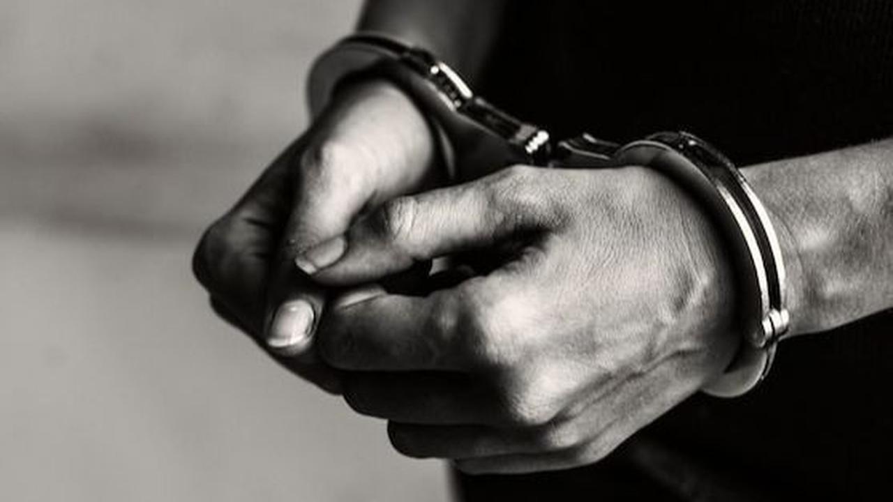 Pelaku EP menyerahkan diri ke polisi didampingi penasihat hukumnya pada Sabtu (1/7/2023). EP mengaku kesal terhadap korban yang tak kunjung membayar utang batu akik sejak tahun 2021 silam.