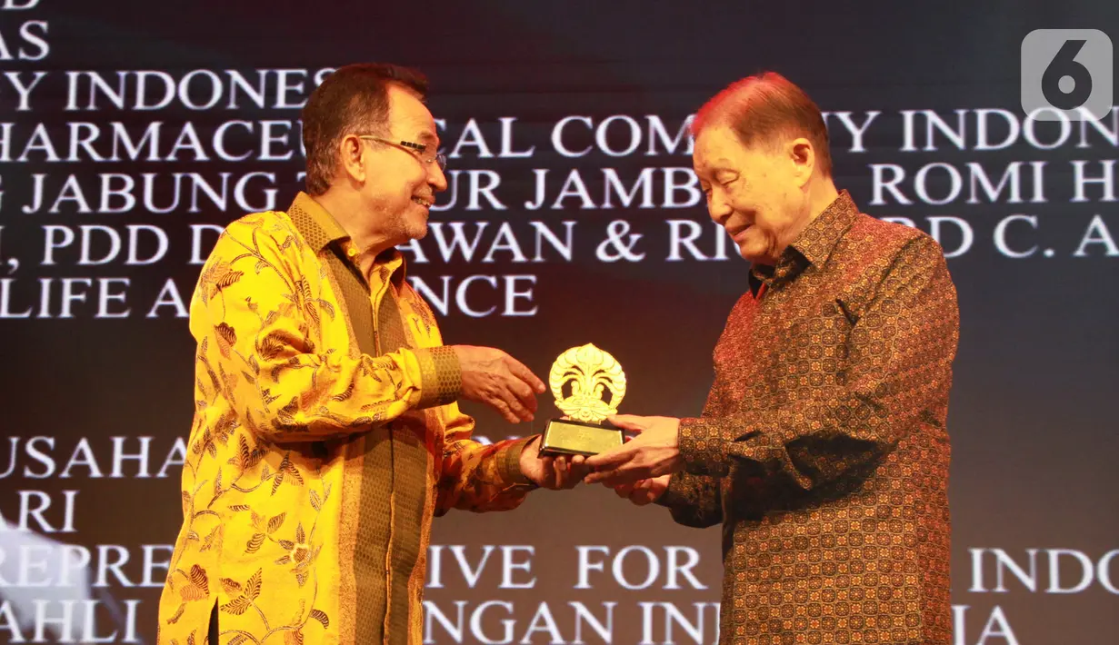 Pendiri dan Chairman Lippo Group, DR Mochtar Riady, menerima UI Awarding Night 2019 di Bidang Penelitian di Menara BNI Jakarta Jumat (1/11/2019). Penghargaan diberikan sebagai bentuk ucapan terima kasih dan apresiasi yang telah berkontribusi kepada kampus UI. (Liputan6.com/HO/PR Lippo Group)