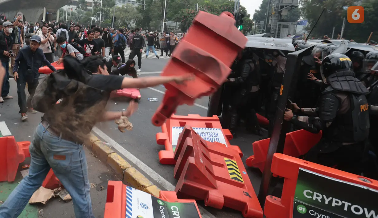 Sejumlah mahasiswa terlibat aksi ricuh saat demonstrasi memperingati Hari Sumpah Pemuda di kawasan Dukuh Atas, Jalan Jenderal Sudirman, Jakarta Pusat, Rabu (28/10/2026). Kericuhan terjadi ketika massa berusaha menerobos barikade kepolisian hingga memicu aksi saling dorong dengan aparat. (KLY/Budy Santoso)