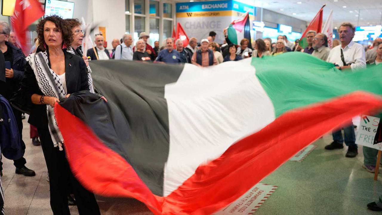 FOTO: Greta Thunberg Dideportasi Israel, Kecam Genosida di Gaza Setibanya di Yunani