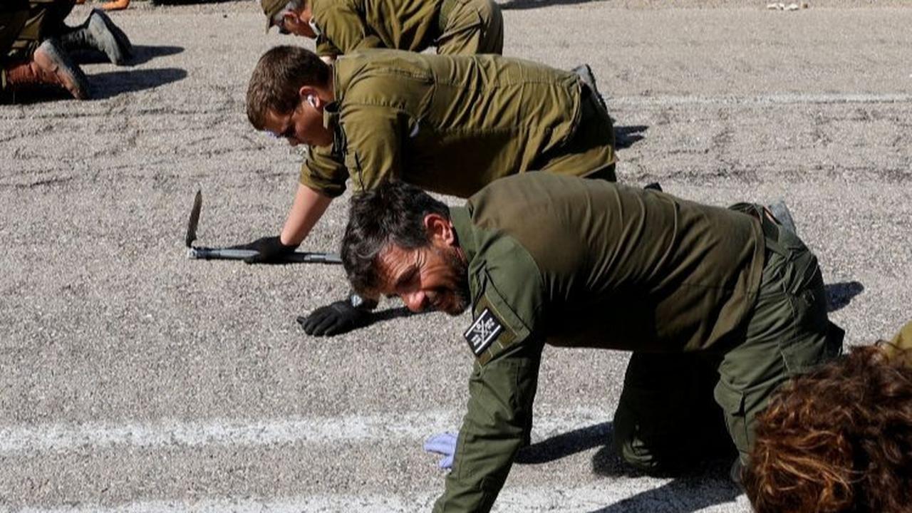 FOTO:  Ambisi Memperkuat Klaim, Tentara Zionis & Arkeolog Israel Sampai Merangkak Sisir Jalan Demi Kumpulkan Bukti Serangan Hamas 7 Oktober