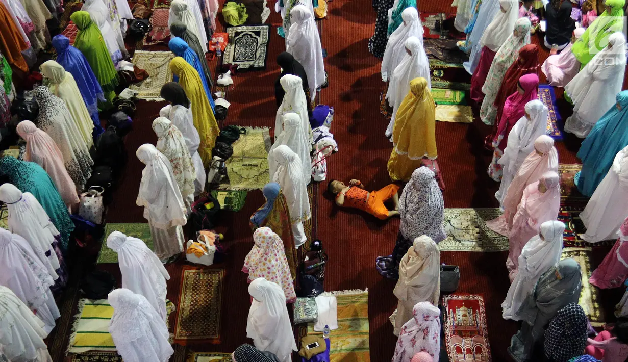 Jamaah muslimah melaksanakan salat tarawih pertama Ramadan 1438 di Masjid Istiqlal, Jakarta, Jumat (26/5). Pemerintah menetapkan 1 Ramadan 1438 Hijriah jatuh pada hari Sabtu 27 Mei 2017. (Liputan6.com/Johan Tallo)