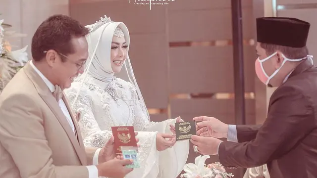 Kembali Rujuk, Ini 6 Momen Pernikahan Eddies Adelia dan Mantan Suami