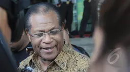 Barnabas Suebu, menjalani pemeriksaan sebagai saksi untuk tersangka Direktur Utama PT Konsultasi Pembangunan Irian Jaya (KPIJ) Lamusi Didi, yang diduga merugikan negara senilai Rp36 miliar, Jakarta, Jum'at (13/2/2015). (Liputan6.com/Herman Zakharia)