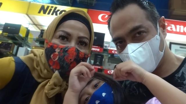 Dikabarkan Segera Menikah, Ini 6 Potret Ferry Irawan dan Anak Angkat Venna Melinda