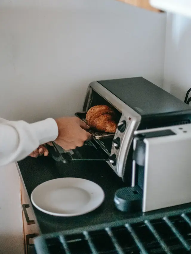 Menghangatkan Makanan dengan Microwave