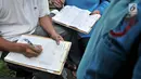 Warga mengisi data setelah pemantauan jentik nyamuk Aedes Aegypti di kawasan Duren Sawit, Jakarta, Rabu (27/2). Penijauan Jumantik yang dilakukan rutin setiap minggunya ini bertujuan mencegah berkembangbiaknya nyamuk demam. (Merdeka.com/Iqbal S. Nugroho)