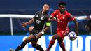 Gelandang Bayern Munchen, Alphonso Davies, berebut bola dengan penyerang Olympique Lyon, Memphis Depay, pada semifinal Liga Champions 2019/2020 di Estadio Jose Alvalade, Kamis (20/8/2020) dini hari WIB. Bayern Munchen menang 3-0 atas Lyon. (AFP/Franck Fife/pool)