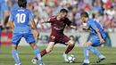 Striker Barcelona, Lionel Messi, berusaha melewati pemain Getafe pada laga La Liga di Stadion Alfonso Perez, Sabtu (16/9/2017). Barcelona menang 2-1 atas Getafe. (AP/Francisco Seco)
