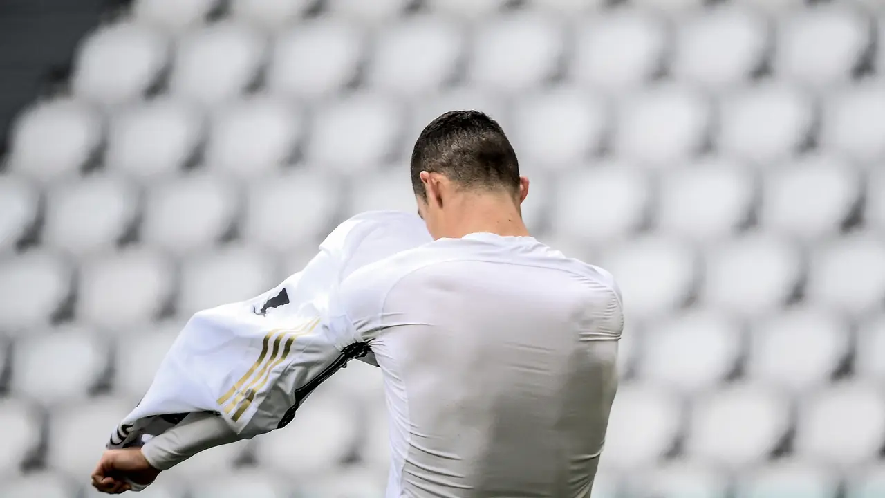 FOTO: Diwarnai Aksi Cristiano Ronaldo Lempar Jersey usai Laga, Juventus Menang 3-1 atas Genoa - Cristiano Ronaldo
