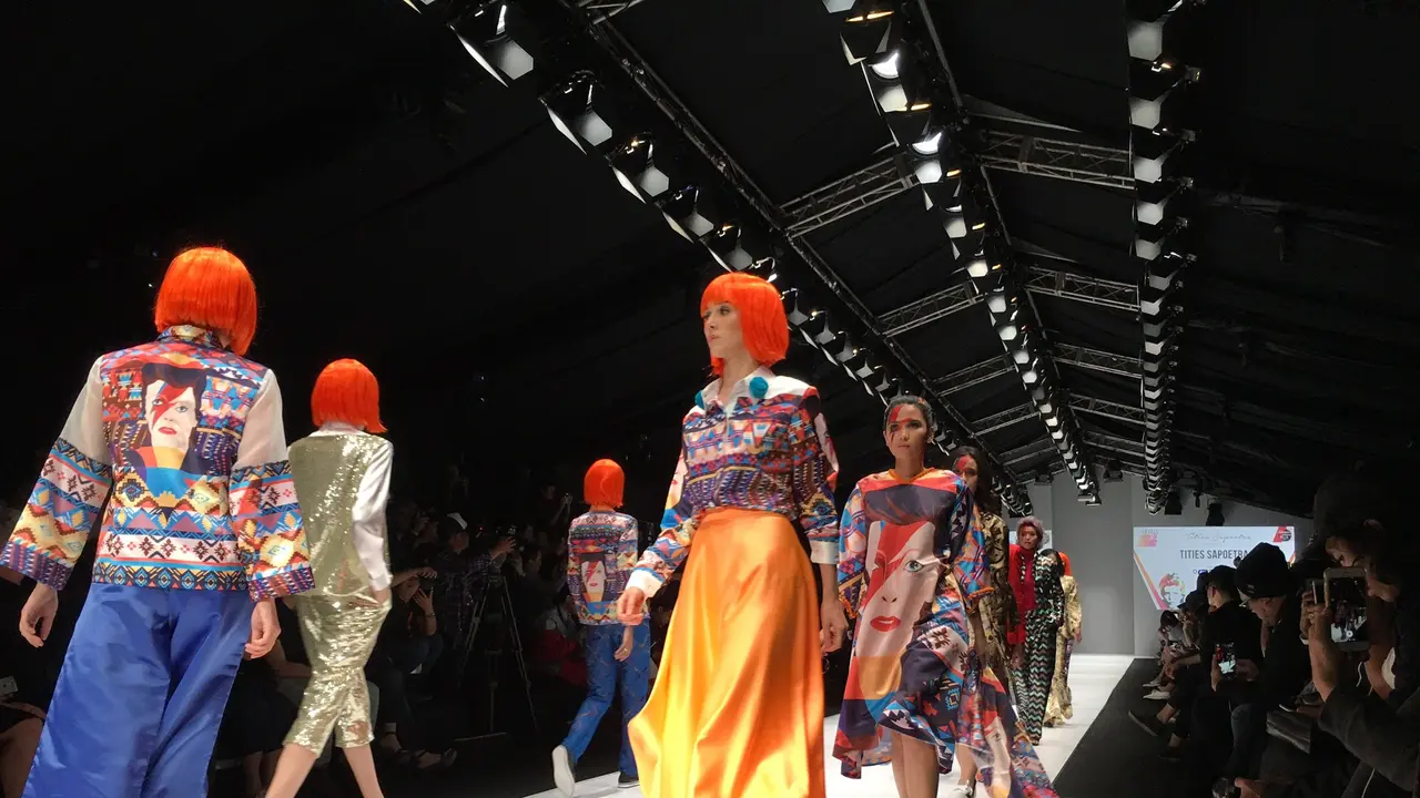 Serunya Para Selebritas Bergaya ala 4 Legenda di JFW