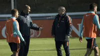 Pelatih Belanda Dick Advocaat (kanan) berbincang dengan asisten Ruud Gullit (kedua kiri) saat sesi latihan Timnas Belanda di Katwijk, Belanda, 7 November 2017. Ruud Gullit merupakan legenda Timnas Belanda yang memiliki 88 caps dan mencetak 17 gol buat De Oranje. (Photo by Remko DE WAAL/AFP)