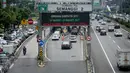 Suasana arus lalu lintas di area gerbang tol Semanggi 2, Jakarta, Selasa (14/3). Pembayaran gerbang tol nontunai atau secara elektronik tersebut ditergatkan rampung pada akhir 2017. (Liputan6.com/Faizal Fanani)