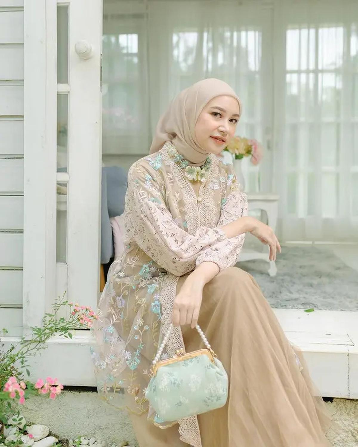 Rekomendasi 8 Model Gamis Brokat Kombinasi Polos untuk Semua Acara, Terlihat 20 tahun Lebih Muda