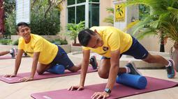 Pemain Timnas Indonesia U-22, Beckham Putra (kiri) dan Rizky Ridho melakukan sesi latihan ringan di Hotel Phnom Penh, Kamboja, Minggu (30/4/2023). Latihan tersebut dilakukan dalam rangka mengembalikan kebugaran para pemain setelah pertandingan melawan Filipina di Grup A SEA Games 2023. (Bola.com/Abdul Azis)