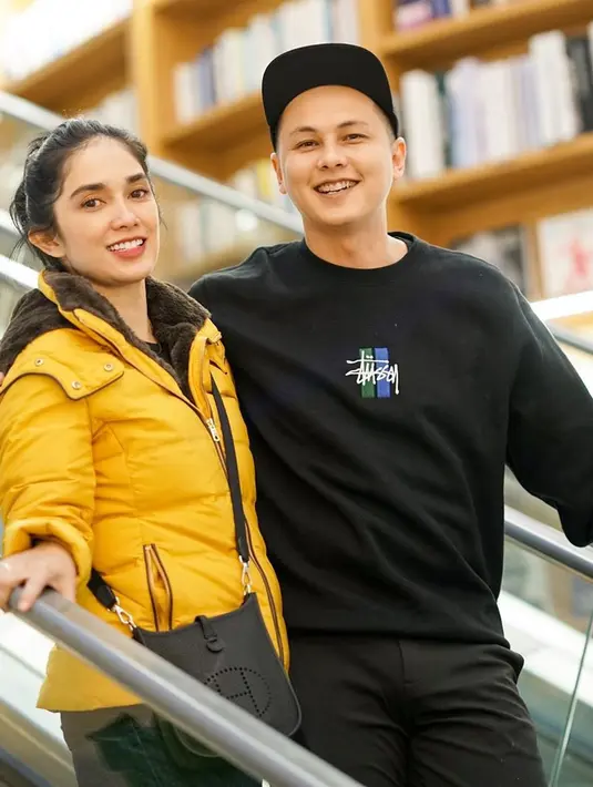 "Dulu kami berantemnnya karena rokok lagi, rokok lagi, rokok lagi. Tapi akhirnya, ah sudahlah. Akhirnya pas rokonya aku lepasin, ya sudah masalah yang rokok itu nggak pernah ada lagi," tutur Ussy Sulistiawaty. (Instagram/ussypratama)