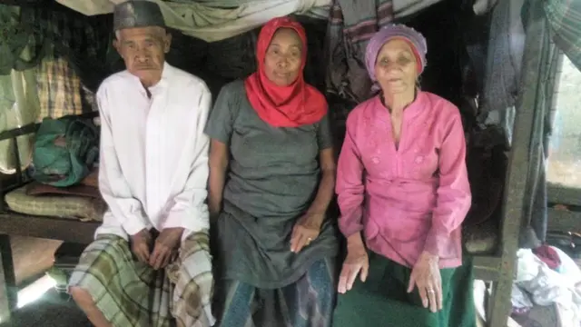 Foto keluarga kakek yang viral salat id menggunakan seragam SMA