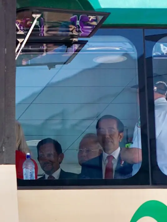 Presiden Joko Widodo (Jokowi) menaiki kapal Victor Chang menuju Sydney Harbour untuk santap siang di Admiralty House Sydney seusai menghadiri sesi pleno ASEAN-Australia Special Summit 2018, Minggu (18/3). (Liputan6.com/Pool/Biro Pers Setpres)